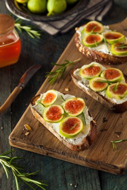 Ev yapımı incir ve keçi peynirli tost