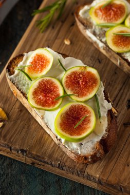 Ev yapımı incir ve keçi peynirli tost