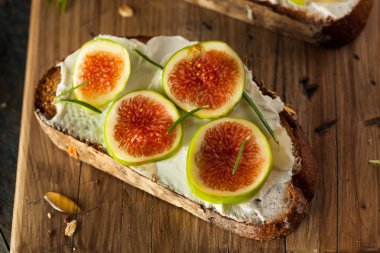 Ev yapımı incir ve keçi peynirli tost