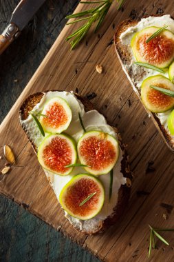 Ev yapımı incir ve keçi peynirli tost