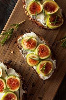 Ev yapımı incir ve keçi peynirli tost