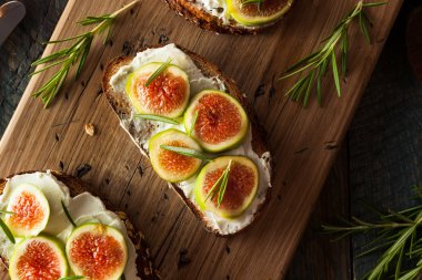 Ev yapımı incir ve keçi peynirli tost