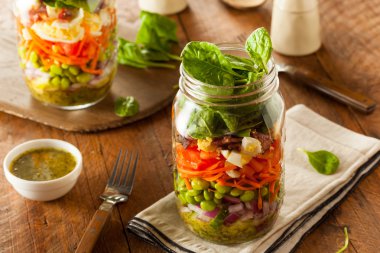 Sağlıklı ev yapımı Mason kavanoza salata