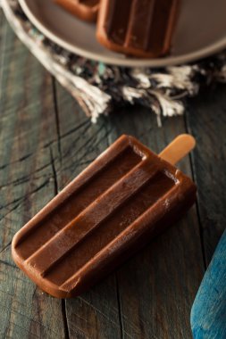 Ev yapımı soğuk Çikolata Fudge Popsicles
