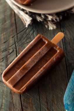 Ev yapımı soğuk Çikolata Fudge Popsicles