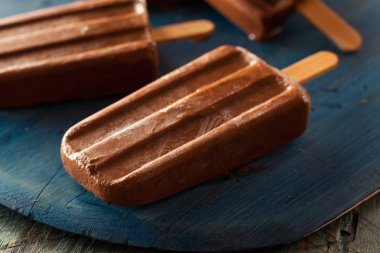 Ev yapımı soğuk Çikolata Fudge Popsicles