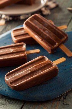 Ev yapımı soğuk Çikolata Fudge Popsicles
