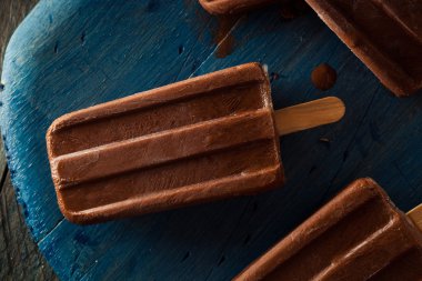 Ev yapımı soğuk Çikolata Fudge Popsicles