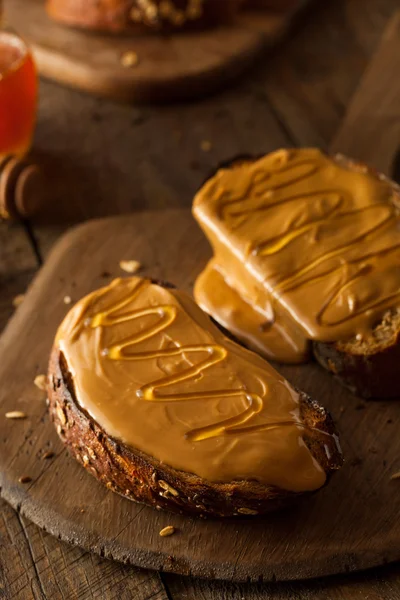 Gourmet beurre d'arachide et pain grillé au miel — Photo