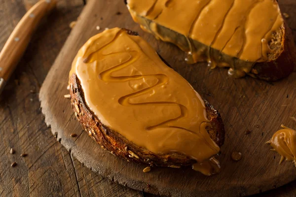 Mantequilla de cacahuete gourmet y tostadas de miel — Foto de Stock