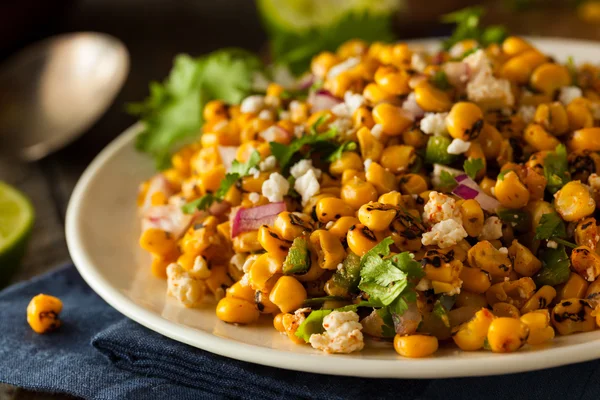 Мексиканский кукурузный салат — стоковое фото
