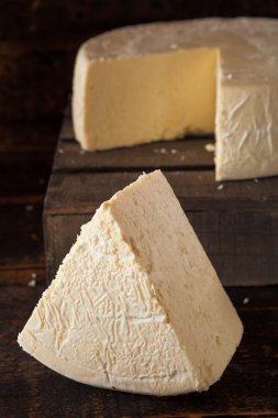 Büyük organik beyaz peynir tekerlek