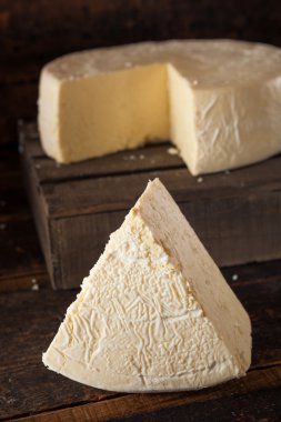 Büyük organik beyaz peynir tekerlek