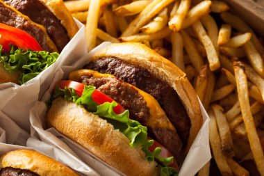 Çift çizburger ve patates kızartması