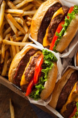 Çift çizburger ve patates kızartması