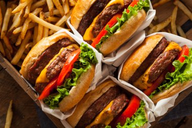 Çift çizburger ve patates kızartması