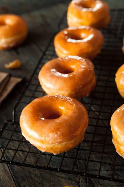 Hemgjord runda glaserade Donuts — Stockfoto