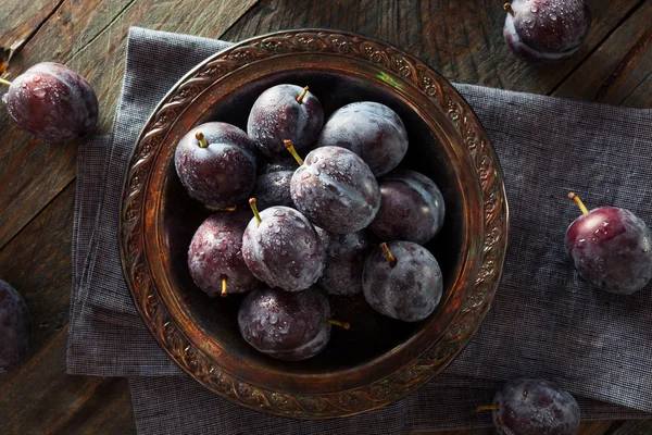 Organische rijp paarse Prune pruimen — Stockfoto