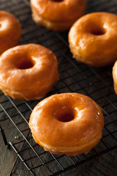 Hemgjord runda glaserade Donuts — Stockfoto