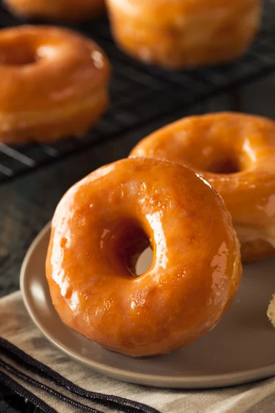 Hemgjord runda glaserade Donuts — Stockfoto