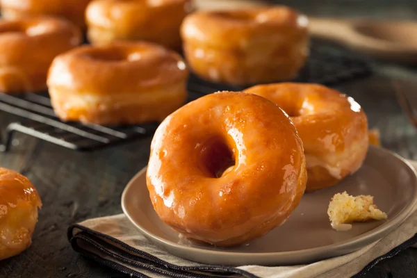 Zelfgemaakte ronde geglazuurde Donuts — Stockfoto
