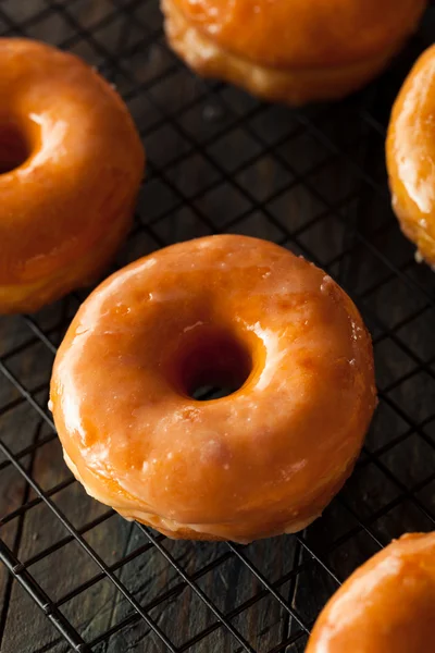 Donuts émaillés ronds faits maison — Photo