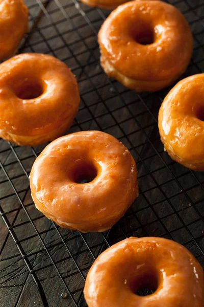 Zelfgemaakte ronde geglazuurde Donuts — Stockfoto