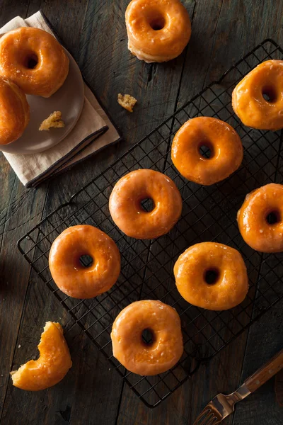 Hemgjord runda glaserade Donuts — Stockfoto