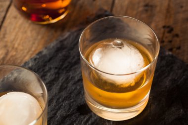 Bourbon viski bir küre buz küpü ile