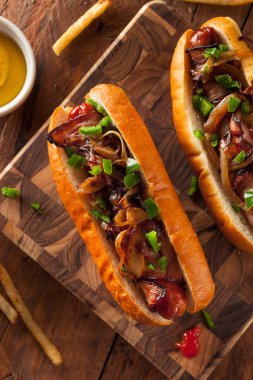 Ev yapımı pastırma sosisli sarılmış