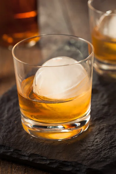 Bourbon Whiskey met een bol Ice Cube — Stockfoto