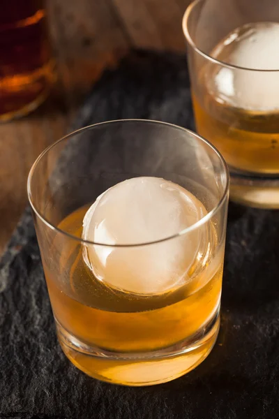 Bourbon Whiskey met een bol Ice Cube — Stockfoto