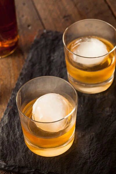 Ουίσκι Bourbon με μια σφαίρα παγάκι — Φωτογραφία Αρχείου