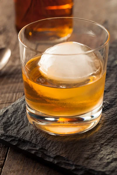 Bourbon Whiskey met een bol Ice Cube — Stockfoto