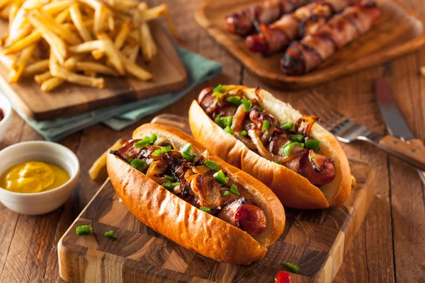 Domowe Boczek zawijany Hot-Dogi — Zdjęcie stockowe