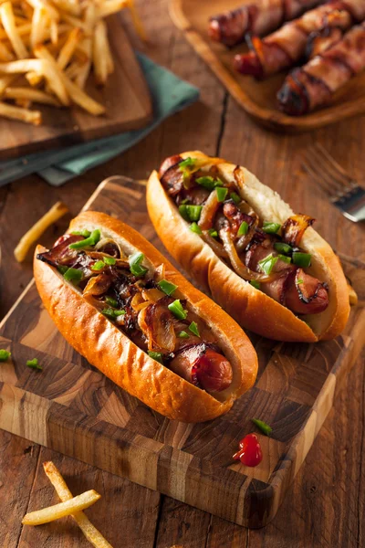 Bacon caseiro embrulhado Hot Dogs — Fotografia de Stock