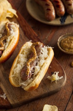 Bira sosisleri lahana turşusu ile