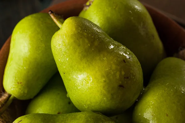 Groene organische Bartlett peren — Stockfoto