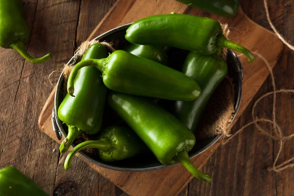 Pimentas verdes orgânicas de jalapeno — Fotografia de Stock