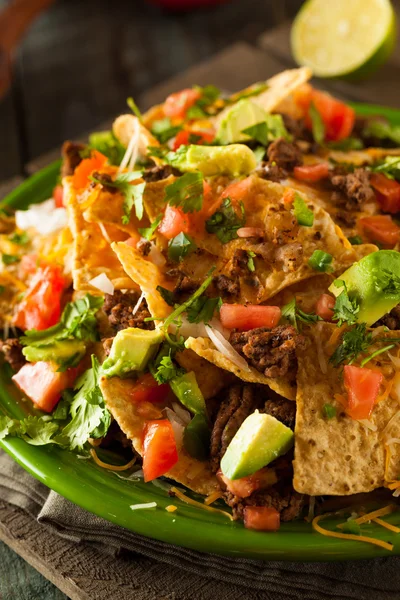 Beladene Rindfleisch-Käse-Nachos — Stockfoto