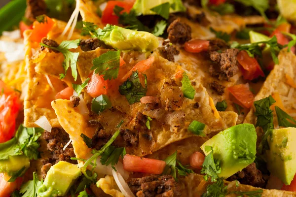 Geladen rundvlees en kaas Nachos — Stockfoto