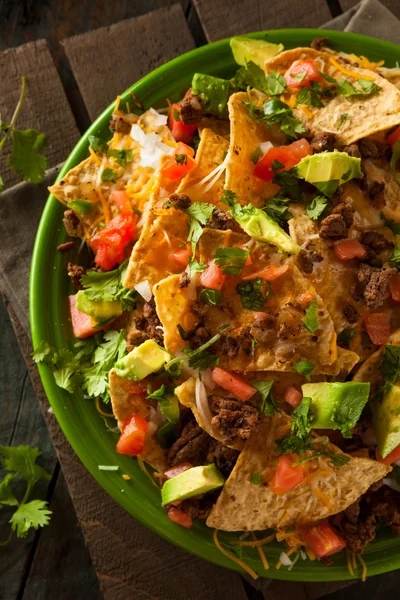 Carne de bovino e queijo carregados Nachos — Fotografia de Stock