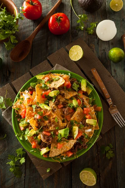 Beladene Rindfleisch-Käse-Nachos — Stockfoto