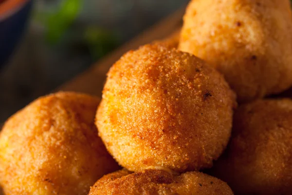 Macarrones fritos y mordeduras de queso — Foto de Stock