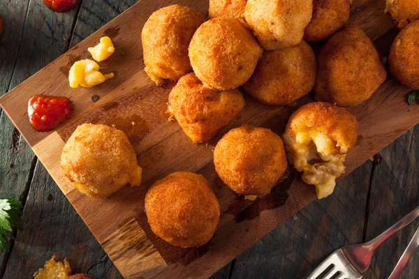 Macarrones fritos y mordeduras de queso — Foto de Stock