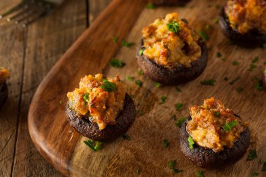 Ev yapımı sosis mantar dolması