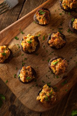 Ev yapımı sosis mantar dolması