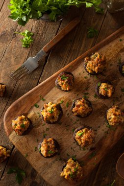 Ev yapımı sosis mantar dolması