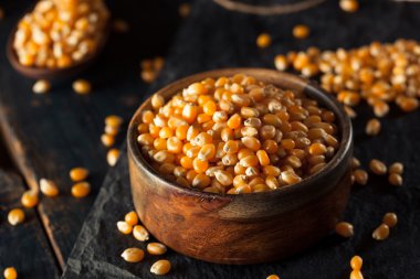 Ham organik sarı patlamış mısır