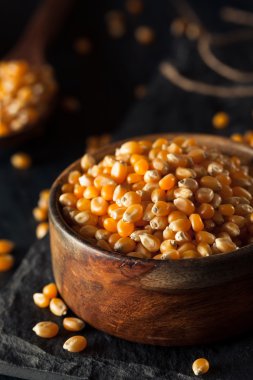 Ham organik sarı patlamış mısır